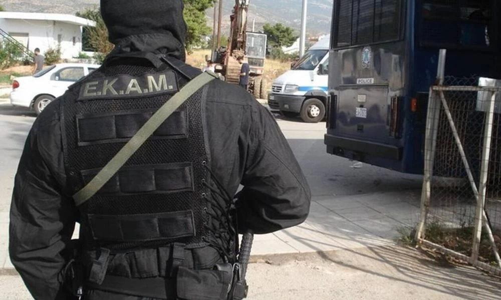 Επιχείρηση της ΕΚΑΜ στο Ζεφύρι μετά τον χθεσινό σάλο με τους πυροβολισμούς των Ρομά